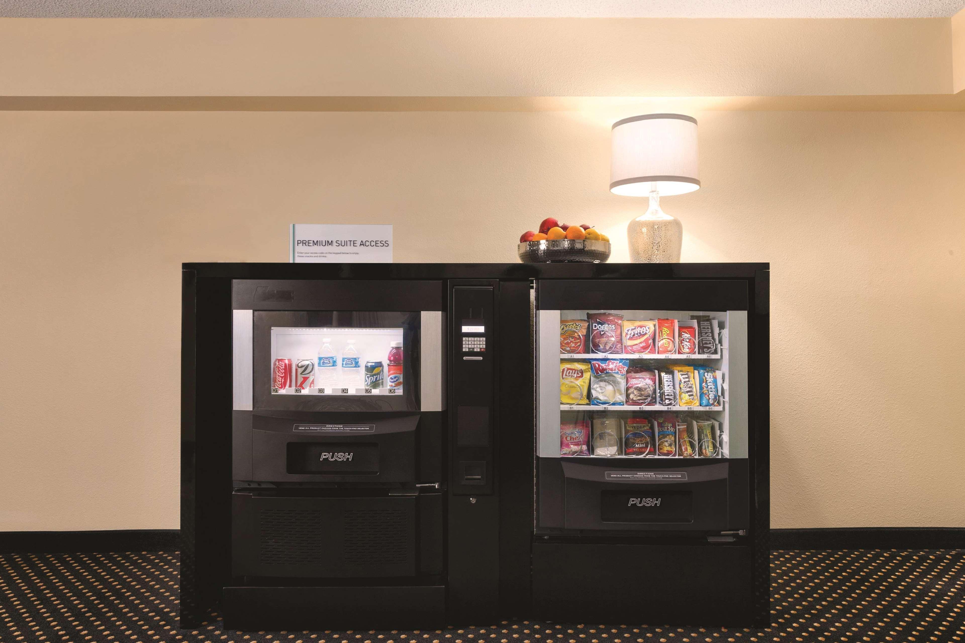 Hotel Embassy By Hilton Chicago