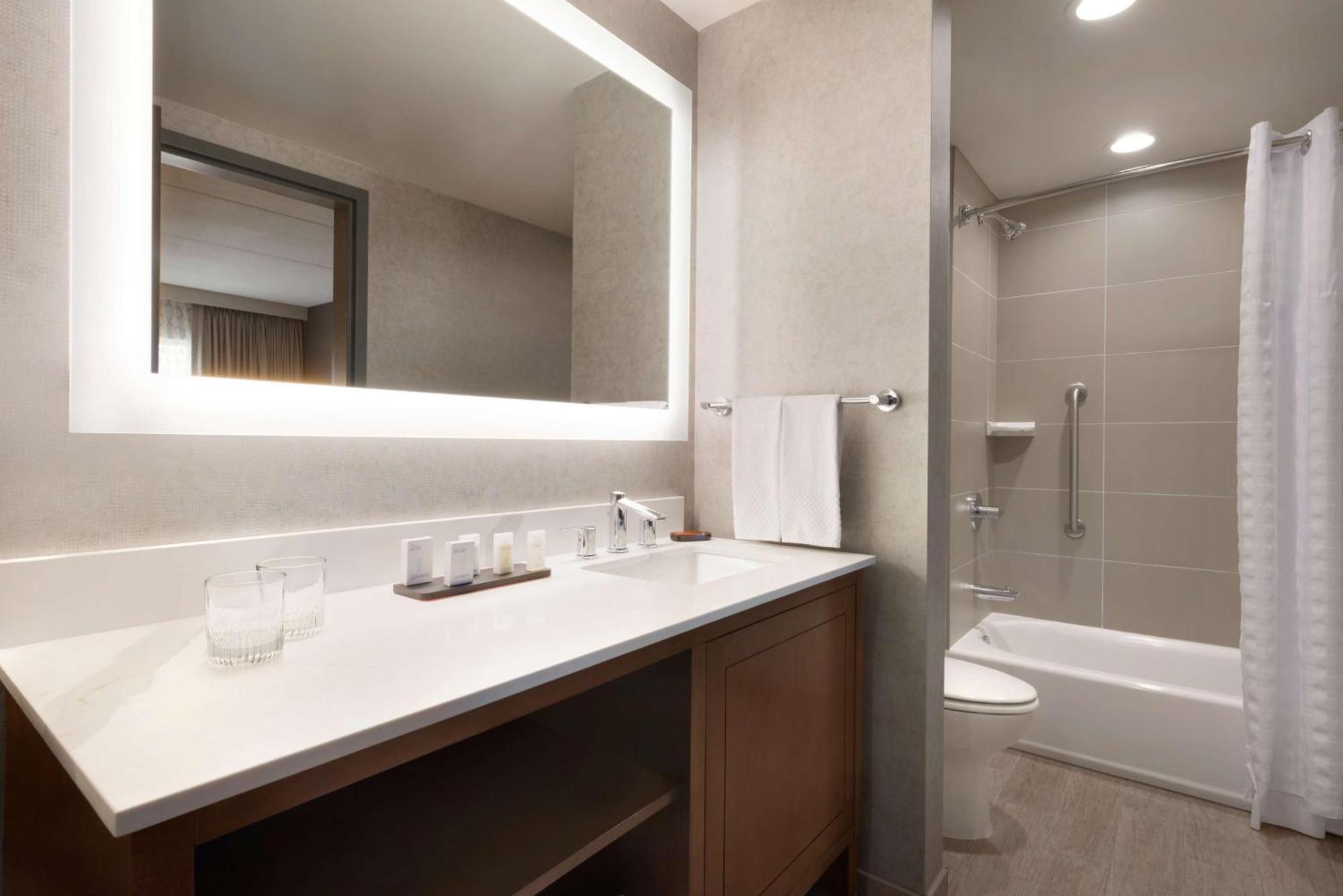 Embassy By Hilton Chicago Naperville