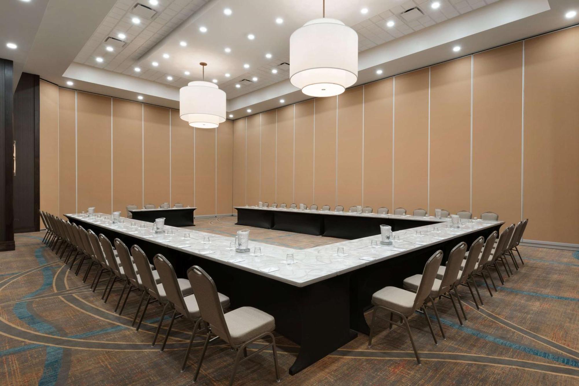 Embassy By Hilton Chicago Hotel 4*