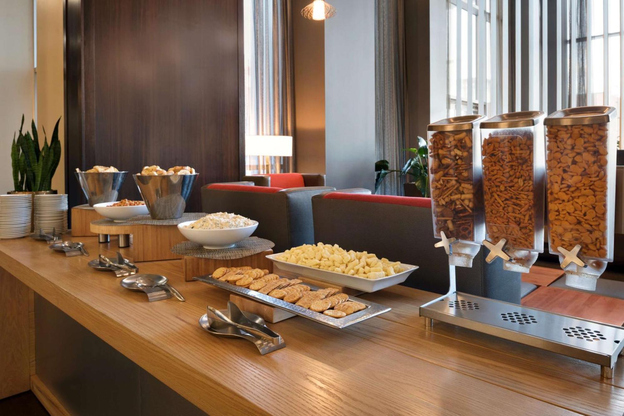 Hotel Embassy By Hilton Chicago